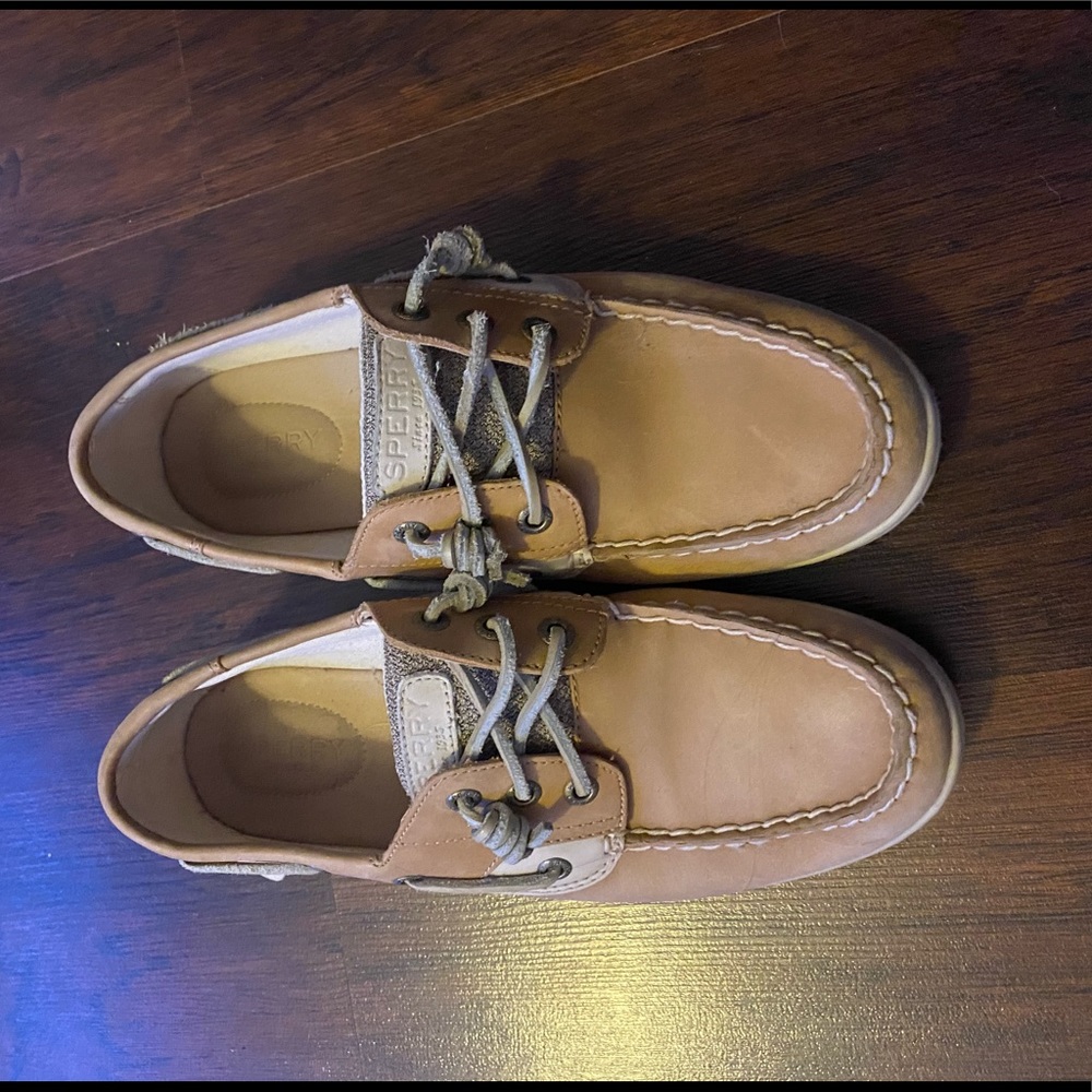 BARELY worn sperrys